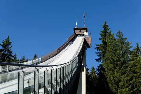 Blick von unten auf den Anlaufturm der Langenwaldschanze Schonach vor blauem Himmel