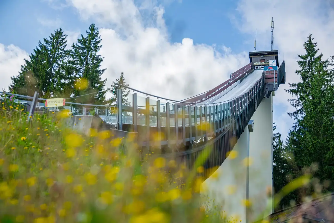 Skisprungschanze im Sommer in Schonach