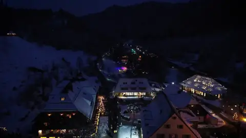 Luftaufnahme Ravennaschlucht bei Nacht im Winter, verschneite Häuser und beleuchtete Weihnachtsbäume