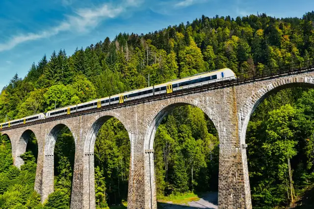 Die Höllental-Bahn fährt über das Ravennaschlucht-Viadukt