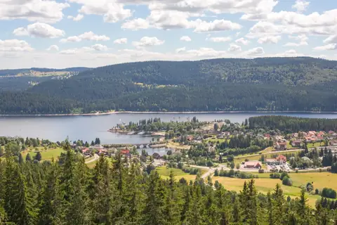 Blick von einem Aussichtsturm auf See, Ort Titisee und bewaldete Hügel im Schwarzwald