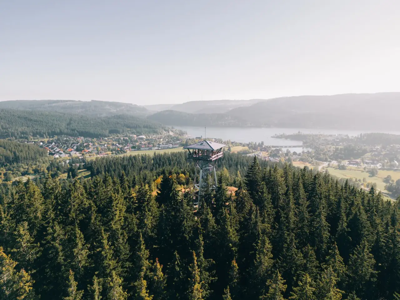 Vom Riesenbühlturm öffnet sich der Blick auf den Schluchsee