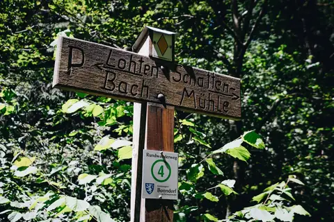 Hölzerner Wegweiser zur Lotenbachklamm im Schwarzwald, Rundwanderweg 4, Ferienregion Bonndorf