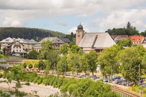 Blick vom Jägersteig auf Schluchsee mit Kirche, Seeufer und Promenade
