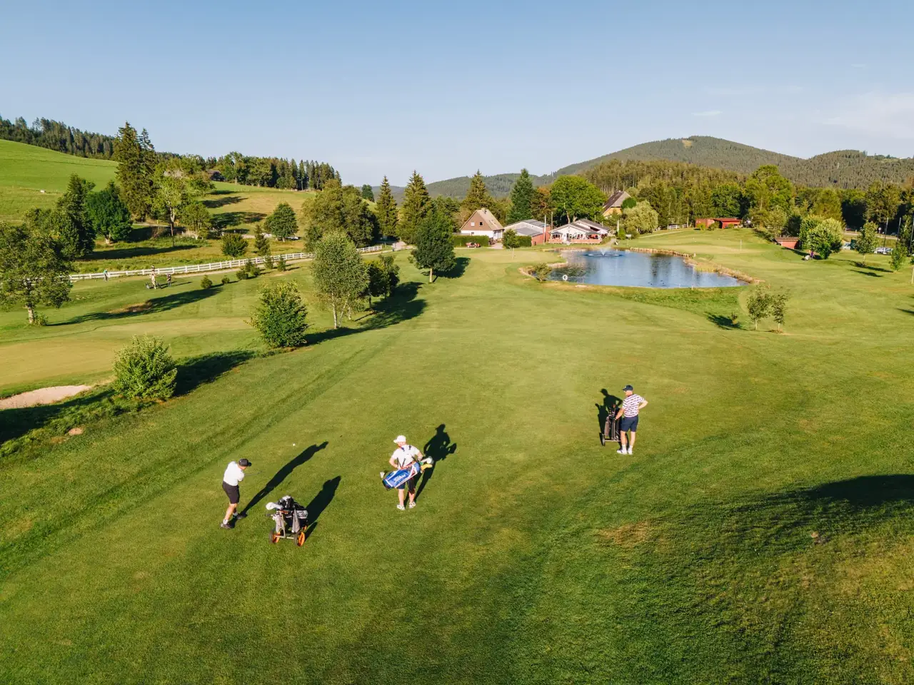 Männer beim Golfen auf dem Golfplatz des Golfclub Hochschwarzwald 