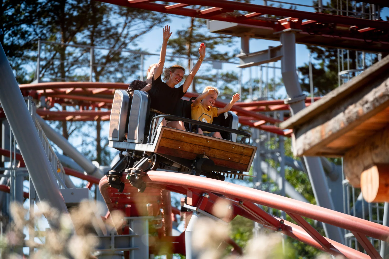 Familie sitzt in einer Achterbahn und hat Spaß. Der Freizeitpark Tatzmania kann mit der Hochschwarzwald Card kostenlos besucht werden.