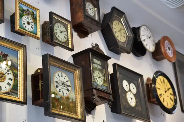 verschiedene Wanduhren in der Ausstellung des deutschen Uhrenmuseums in Furtwangen