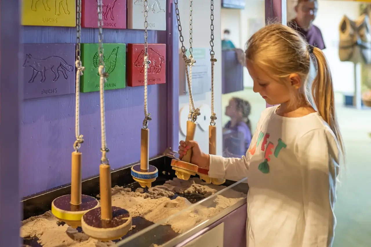 Kind erkundet das Schwarzwaldhaus der Sinne - Erlebnismuseum in Grafenhausen