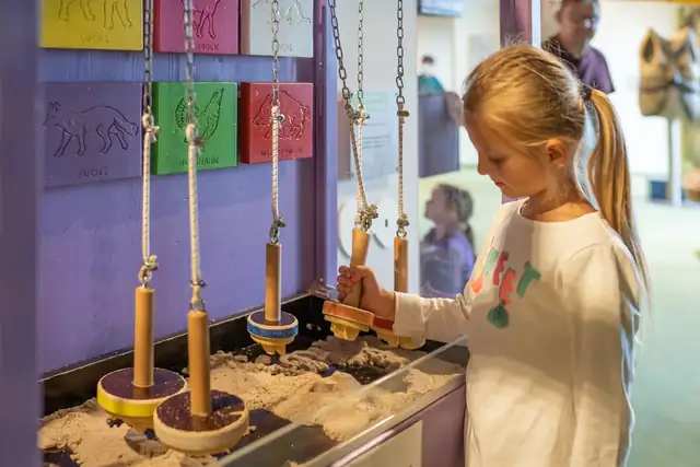 Kind erkundet das Schwarzwaldhaus der Sinne - Erlebnismuseum in Grafenhausen