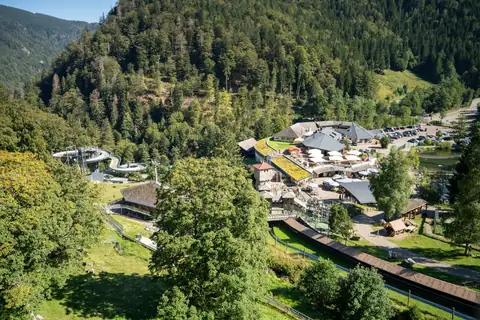 Luftaufnahme Steinwasen-Park mit Sommerrodelbahn, Rutschen, Gastrogebäuden und Bergwald