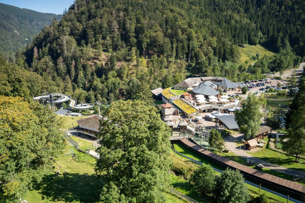 Luftaufnahme Steinwasen-Park mit Sommerrodelbahn, Rutschen, Gastrogebäuden und Bergwald