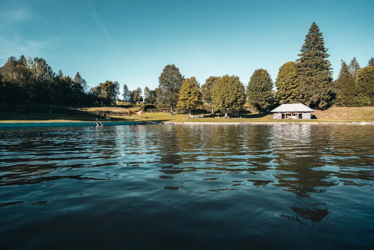 Das Naturfreibad St. Märgen an einem Sommertag