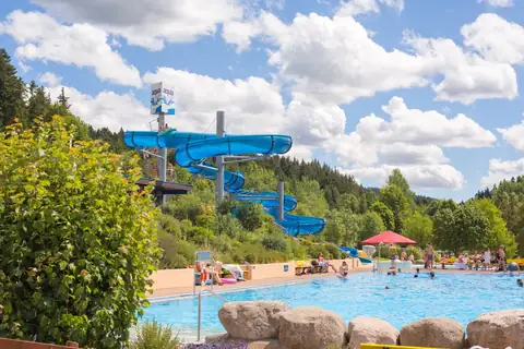 Blaue Wasserrutsche im Freibad aqua fun Schluchsee mit Schwimmbecken und Badegästen im Sommer