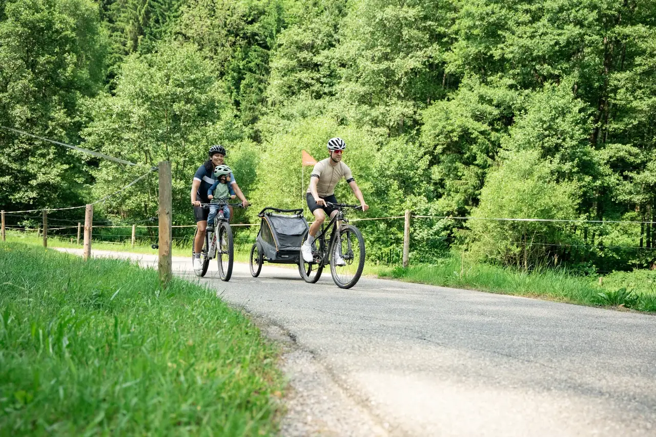 Familie auf Radtour auf einem Waldweg bei Grafenhausen