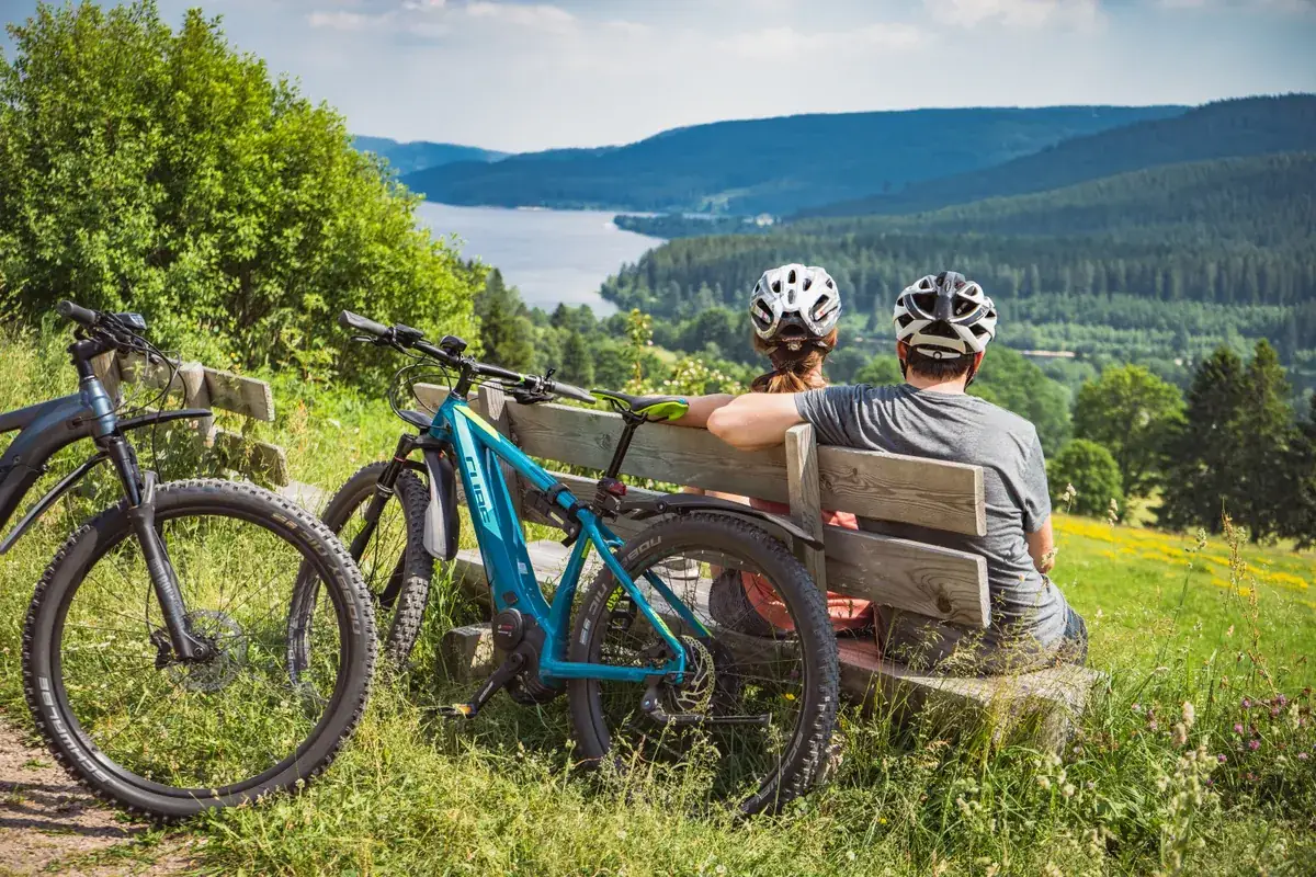 Familie macht eine Radtour rund um den Schluchsee