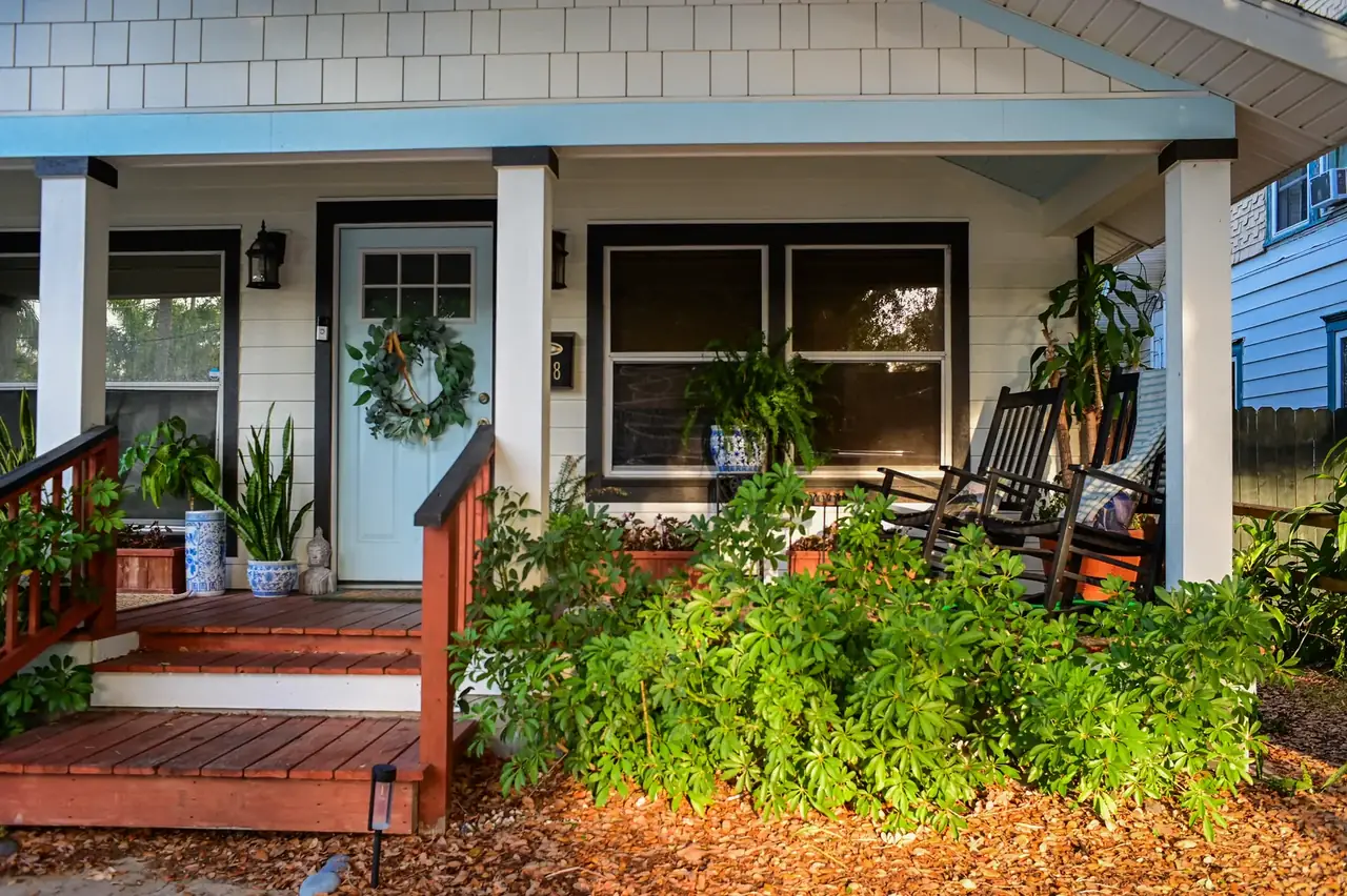 Hauseingang mit blauer Tuer, Veranda und Schaukelstuehlen in St. Pete, Florida