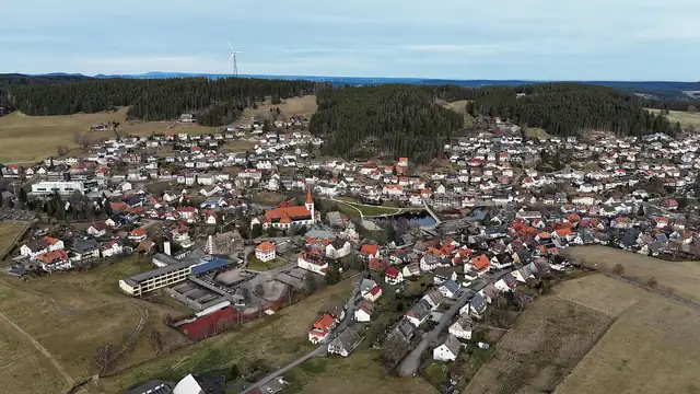 Luftaufnahme von Schonach im Schwarzwald mit Kirche und Wohnbebauung