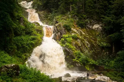 Triberger Wasserfälle mit tosenden Wassermassen und Besucher auf der Aussichtsplattform