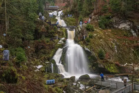 Triberger Wasserfälle mehrstufig mit Holzbrücken und Besuchern auf Aussichtsplattform im Winter