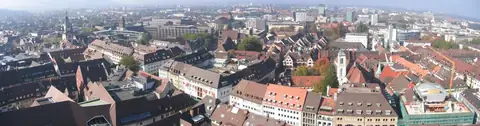 Luftpanorama der Freiburger Altstadt mit Münster, Fachwerkhäusern und roter Ziegeldachlandschaft