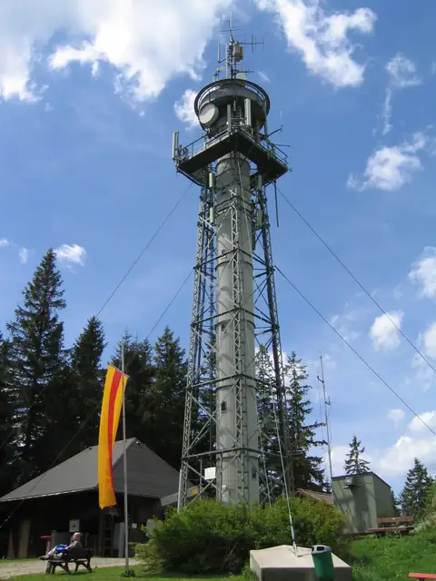 Hochfirstturm, Sende- und Aussichtsturm im Schwarzwald mit Antennen vor blauem Himmel