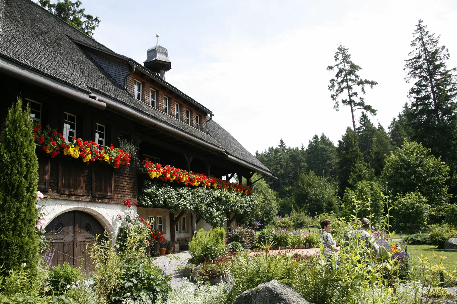Das Hüsli in Grafenhausen-Rothaus: Schwarzwaldhaus von 1911 mit Blumenschmuck am Bauerngarten