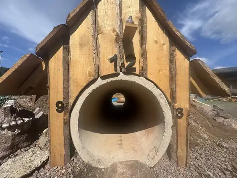 Holztunnel mit Betonrohr als Hindernis auf dem Crawler-Parcours