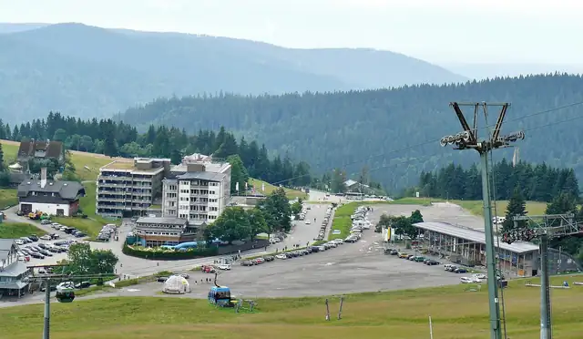 Luftseilbahn und Parkplatz am Feldberg mit Hotel und Schwarzwald-Panorama im Hintergrund