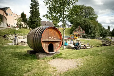 Großes Holzfass als Spielhaus auf dem Spielplatz der Rothaus Brauerei