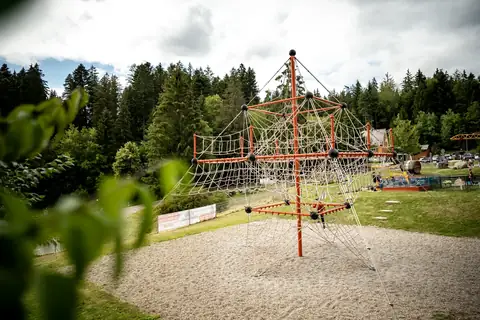 Kletternetz auf dem Spielplatz der Rothaus Brauerei am Waldrand