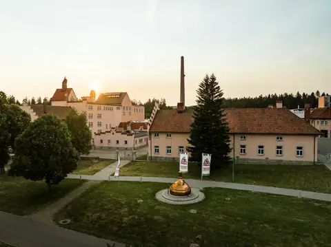 Rothaus Brauerei in der Abendsonne mit großem Weihnachtsbaum im Innenhof