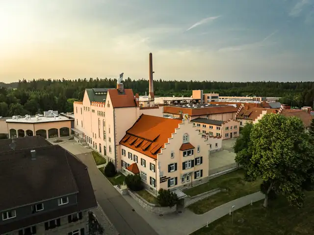 Luftaufnahme der Badischen Staatsbrauerei Rothaus im Rothauser Land, umgeben von Schwarzwaldtannen