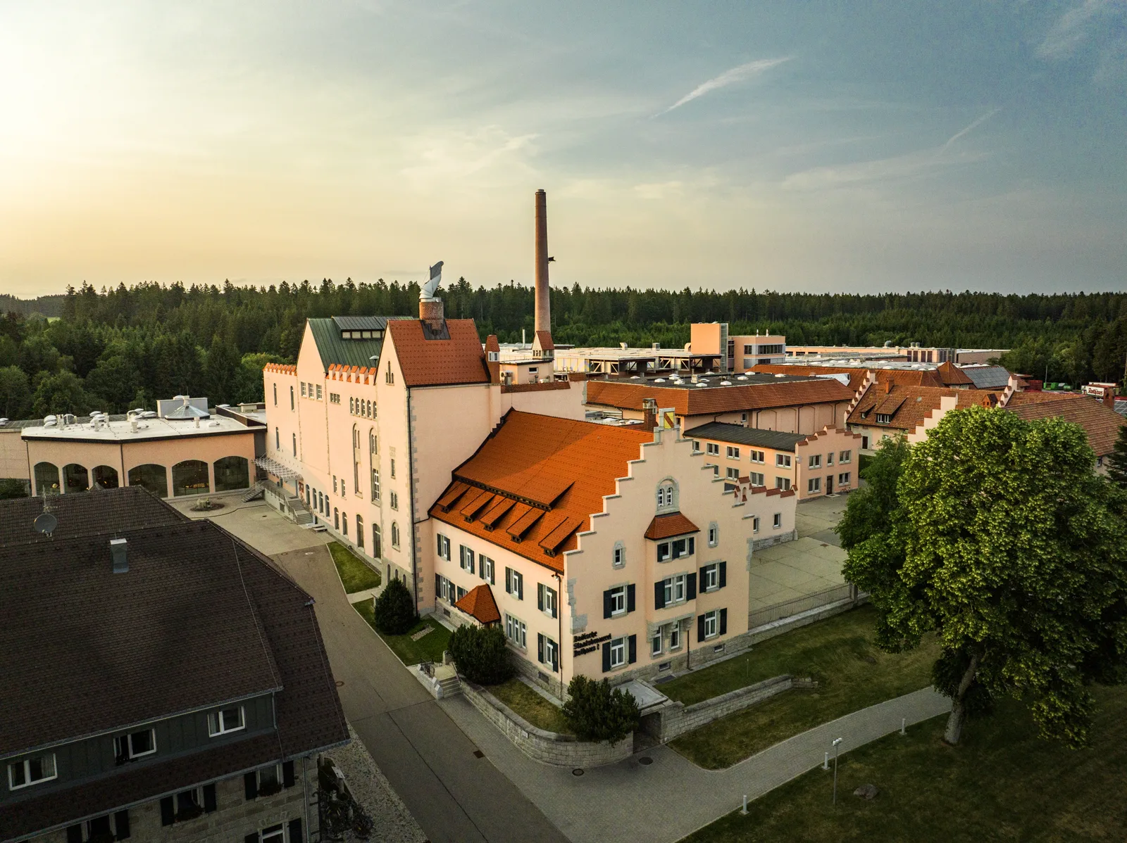 Luftaufnahme der Badischen Staatsbrauerei Rothaus im Rothauser Land, umgeben von Schwarzwaldtannen