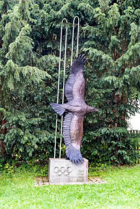 Bronzeskulptur eines Adlers mit olympischen Ringen und Jahreszahlen 1960, 1994, 1998, 2002