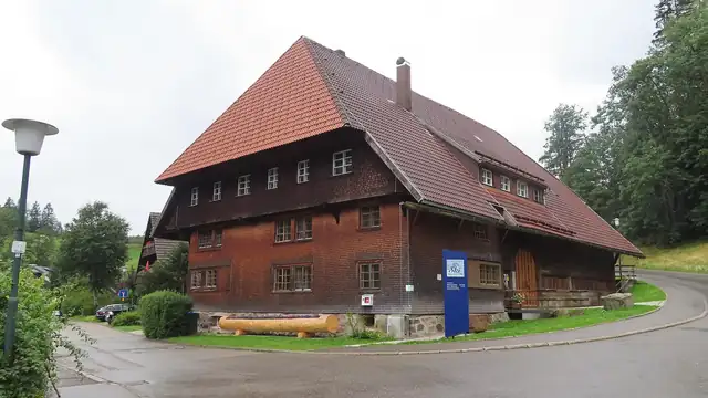 Schwarzwälder Skimuseum in einem historischen Schwarzwaldhaus mit charakteristischem Krüppelwalmdach
