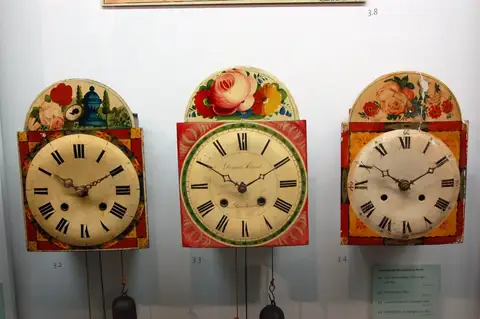 Drei historische Schwarzwälder Uhrenblätter mit Blumenmalerei im Deutschen Uhrenmuseum Furtwangen