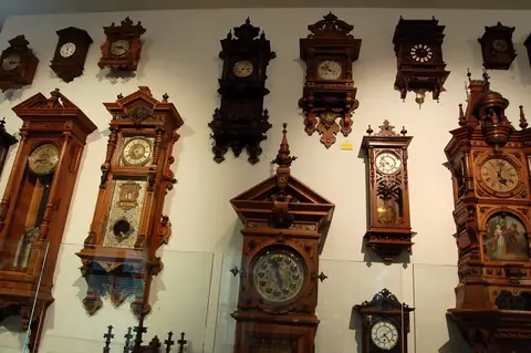 Historische Schwarzwälder Wanduhren aus dem 19. Jahrhundert in einer Museumsausstellung