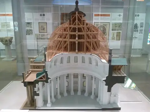 Modell einer Kirchenkuppel mit Holzkonstruktion in Vitrine, Ausstellung zur Baugeschichte im Kreismuseum St. Blasien