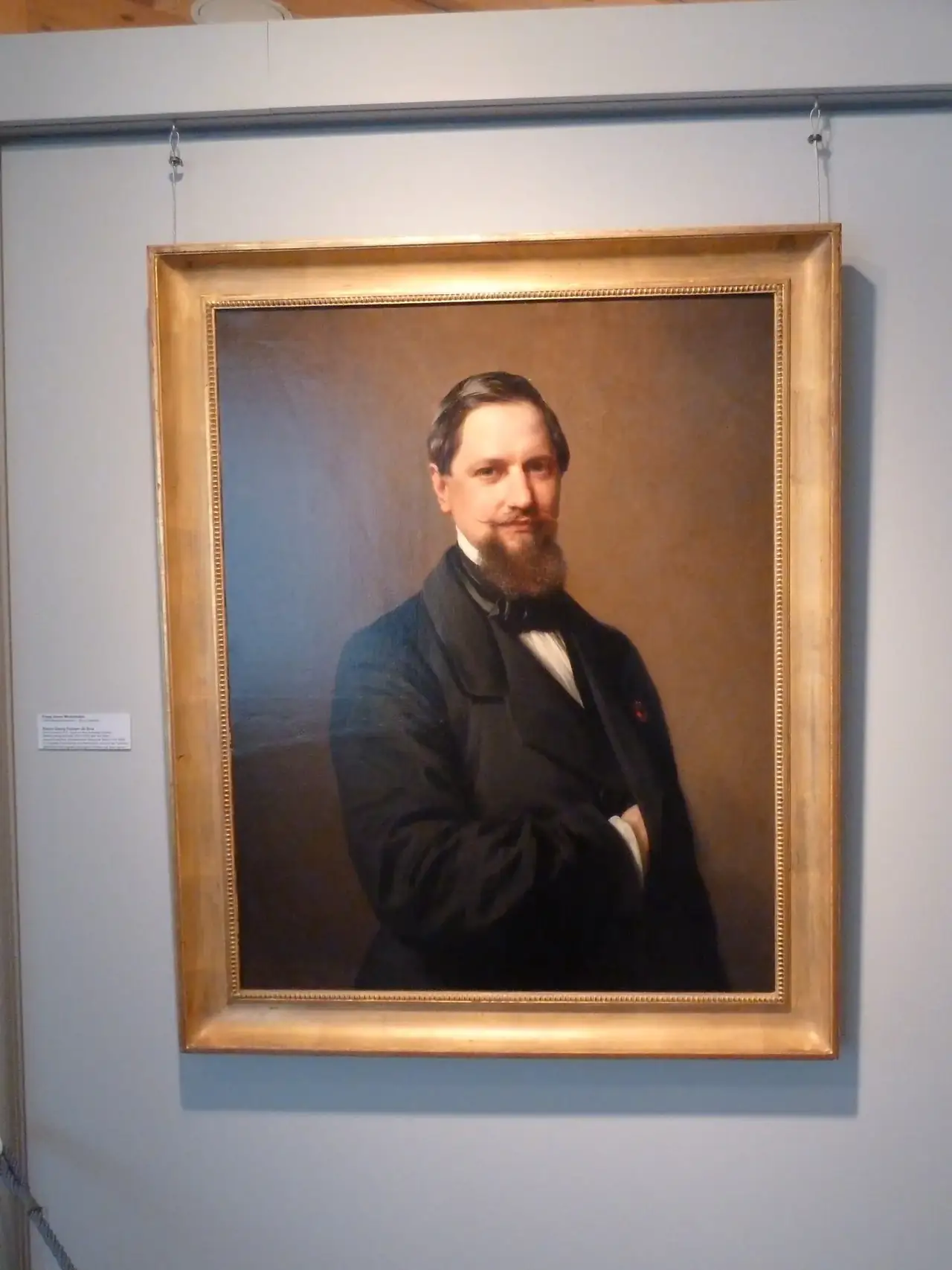 Gerahmtes Portraitgemälde eines Mannes mit Vollbart, Museumsausstellungsraum
