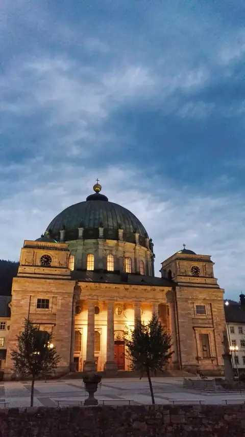 Beleuchteter Dom St. Blasien mit Kuppel und Säulenportal in der Abenddämmerung