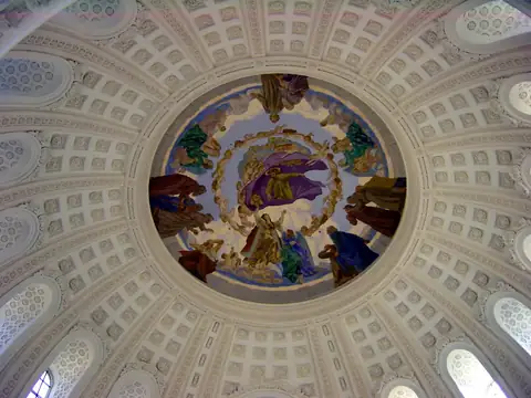 Blick von unten in die klassizistische Kuppel des Doms St. Blasien mit zentralem Deckenfresko