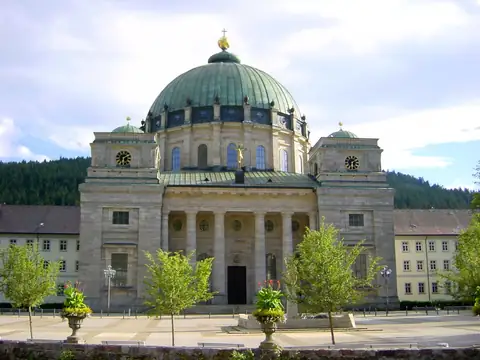 Dom St. Blasien mit grüner Kuppel und barocker Saeulenfassade, Blick vom Domplatz