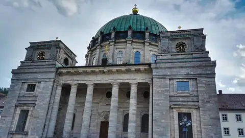 Barocke Fassade des Doms St. Blasien mit grüner Kuppel und zwei Uhrtürmen