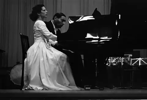 Historisches Schwarzweissfoto: Pianistin und Pianist an einem Flügel bei einem Konzert in der Donaueschinger Stadthalle