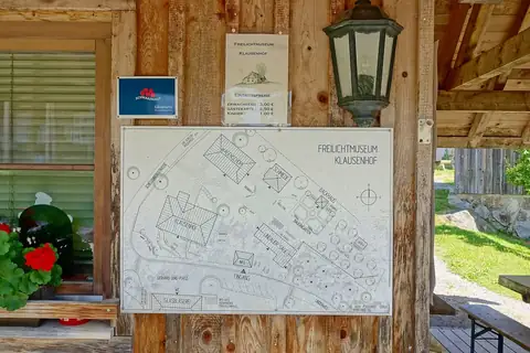 Lageplan und Eintrittspreisschild des Freilichtmuseums Klausenhof in Herrischried