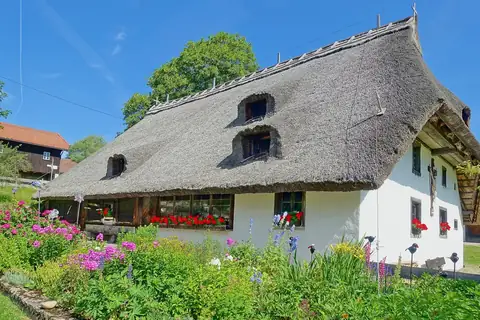Historisches Strohدach-Bauernhaus im Freilichtmuseum Klausenhof Herrischried mit Blumengarten