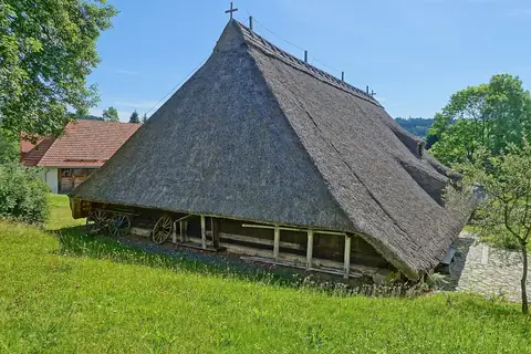 Historisches Schwarzwaldhaus mit mächtigem Strohdach im Freilichtmuseum Klausenhof, Herrischried