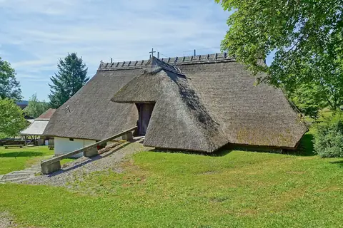 Historisches Schwarzwaldhaus mit Strohdach im Freilichtmuseum Klausenhof, Herrischried