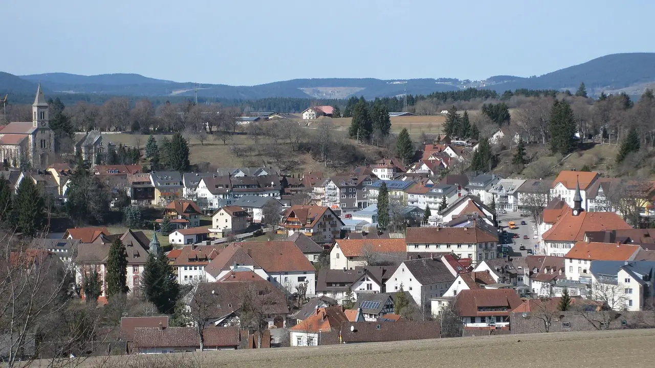 Ortspanorama von Bonndorf mit Kirche und Wohnhäusern, kein Freibad erkennbar