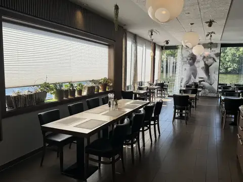 Gastraum des Seehauses mit langer Tafel und Fensterfront zum Klosterweiher